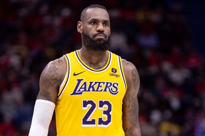 他徘徊在拮 他徘徊在拮